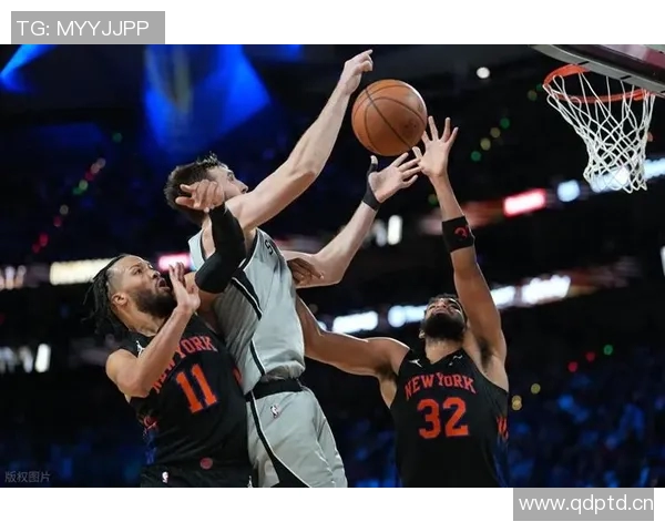 半场结束尼克斯VS马刺 比分73-62尼克斯领先